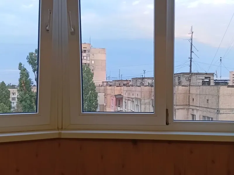 Кутове скління балкона у бризках після ремонту — після