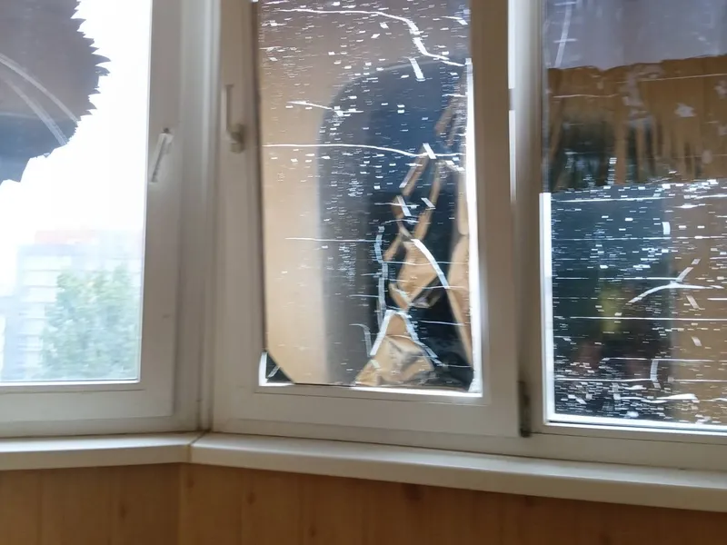 Кутове скління балкона у бризках після ремонту — до
